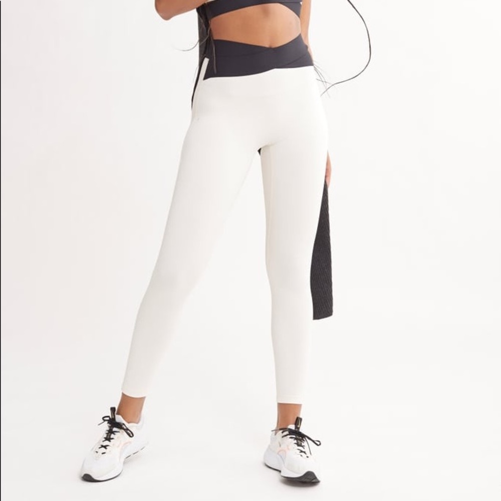 Le Ore Crossover Legging in Canvas/Black, Size S